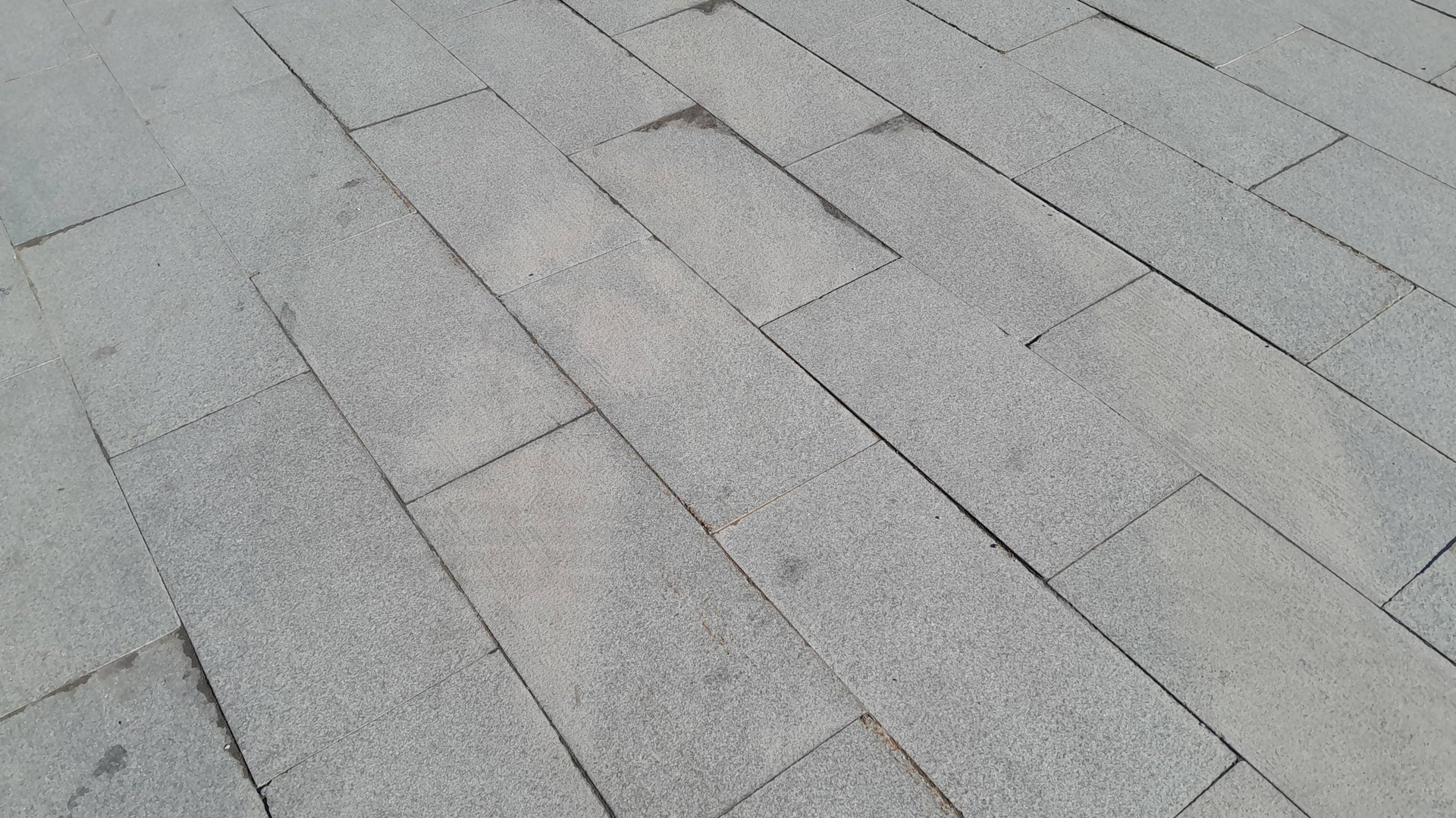 Мощение из гранитных плит. Налеты на поверхности и сколы на гранях уже через год !