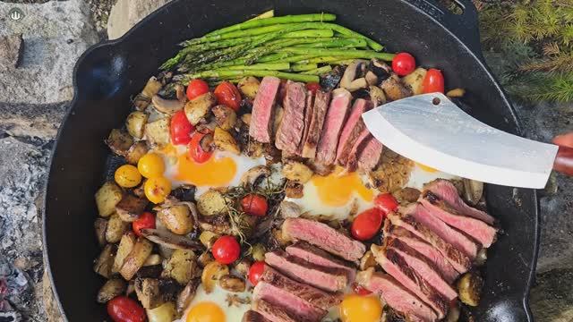 Сочный стейк, приготовленный на открытом огне ｜ Дикие овощи в дикой природе смотреть онлайн