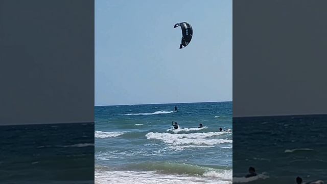 Лучшая погода для кайтсерфингистов на море волна и сильный ветер. смотреть онлайн
