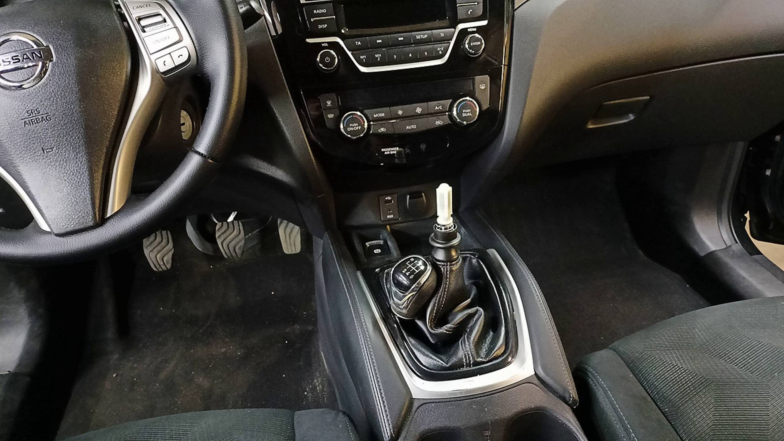 Снятие ручки МКПП Nissan X-Trail / Nissan Qashqai смотреть онлайн