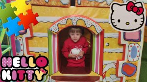 Полина ищет потерянные пазлы Hello Kitty в игровом центре