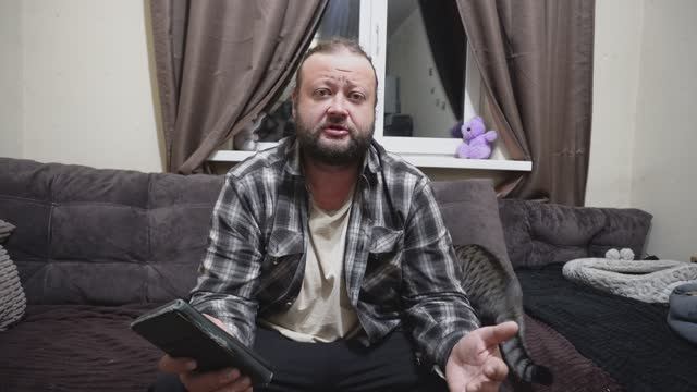 ДАВНО НЕ ЧИТАЛ ВАШИ КОММЕНТАРИИ НА КАМЕРУ читаю комментарии зрителей и отвечаю на вопросы о нас ВЛОГ смотреть онлайн