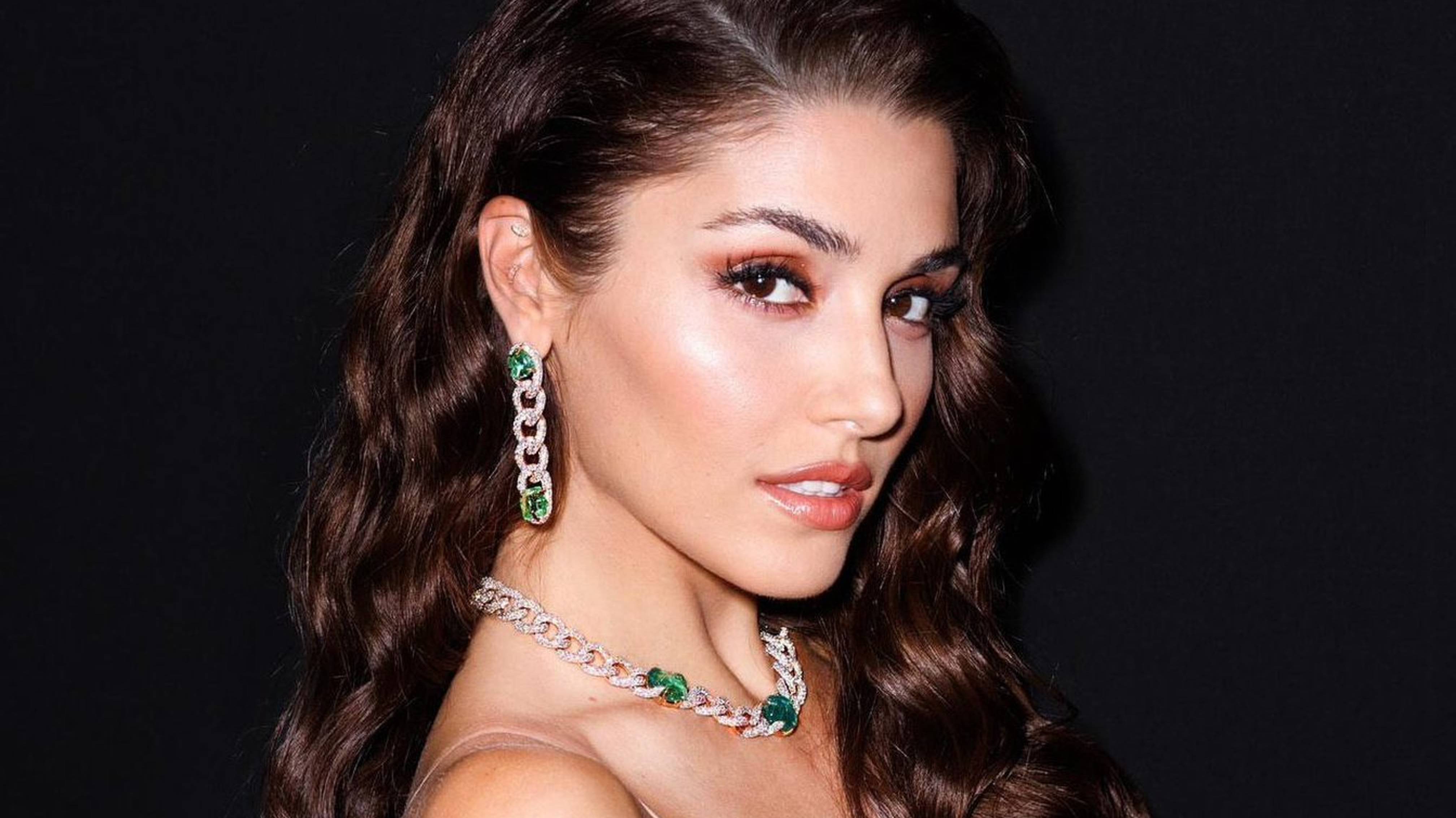 Ханде Эрчел возглавила мировой рейтинг IMDb, опередив турецких коллег смотреть онлайн