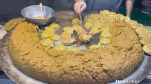 Пакистанский трудолюбивый 50-летний мужчина продает анда тикки на обочине дороги