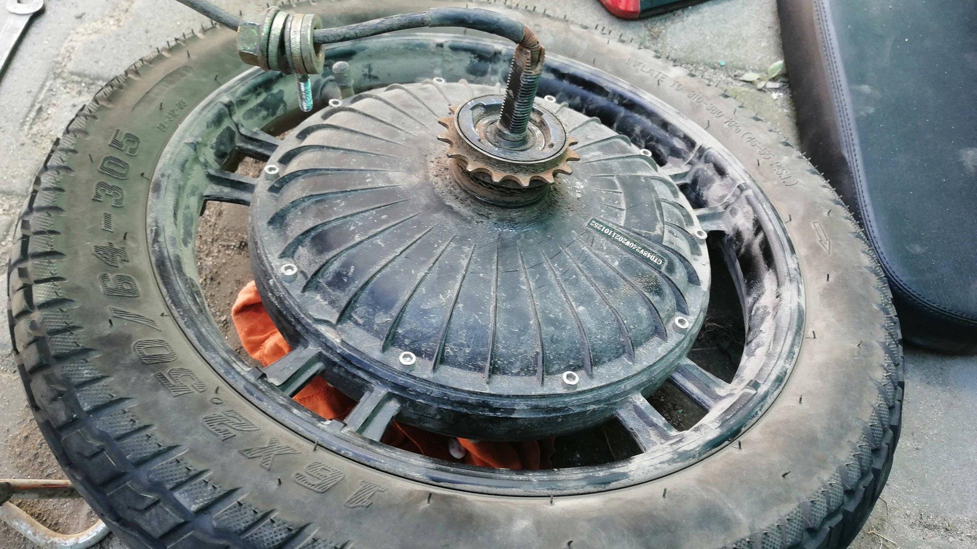 Как снять и разобрать звездочку  на заднем колесе электро скутера?