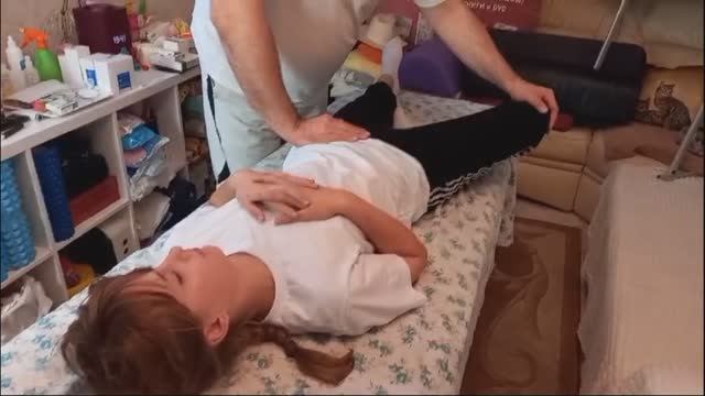 Мануальная правка ног лежа на столе, бедра, колени, стопы, пальцы. Обучение Мануальной терапии. смотреть онлайн
