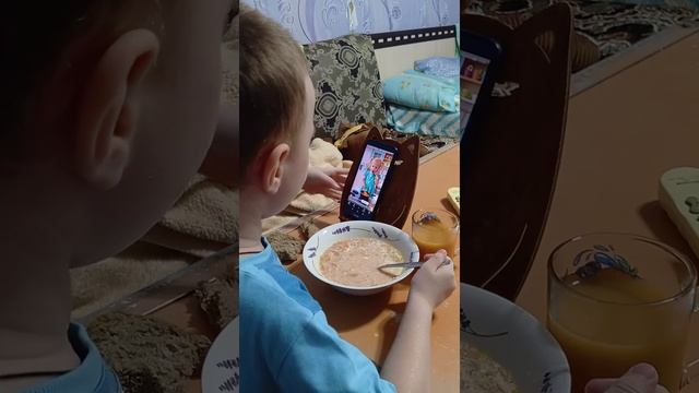 Сидит спокойно кушает пока мамы нет правда с телефоном. смотреть онлайн