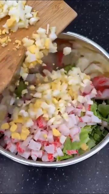 Куриный шницель в панировке с пюре и крабовым салатом. 🐥🥗