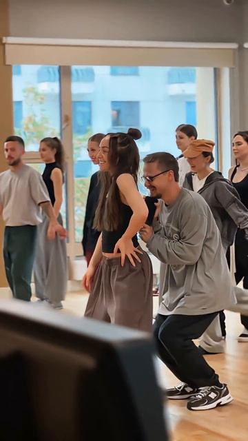 Мари Краймбрери репетирует танец из клипа «Сегодня мой лучший день» смотреть онлайн