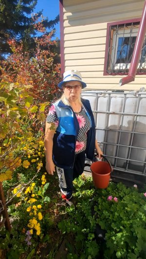 Ну что выспался? Я уже пол куба перетаскала!