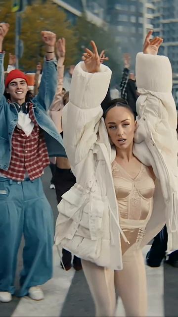 Мари Краймбрери танцует посреди улицы «Сегодня мой лучший день» смотреть онлайн