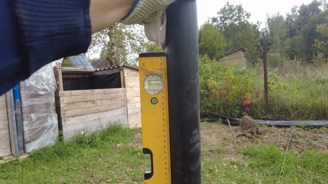 Начали стройку сарайчика у соседа. Крутим сваи. смотреть онлайн