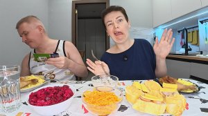 Мукбанг как с ГОЛОДНОГО края мечем ВСЁ подряд! ОБМЫЛИ покупки и ПОДАРКИ) Семейный ужин в России