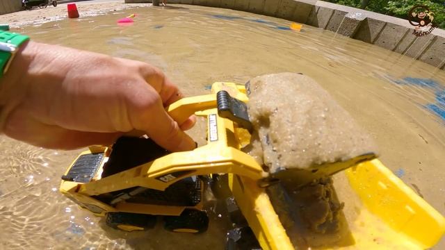 Манкиту и Машинки игрушки. Диана и Даня отправились на пляж с игрушками. смотреть онлайн