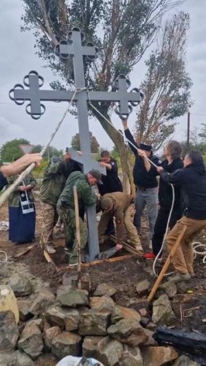 20.09.2025 В Запорожье казаки на перекрестке между селами водрузили Поклонный крест