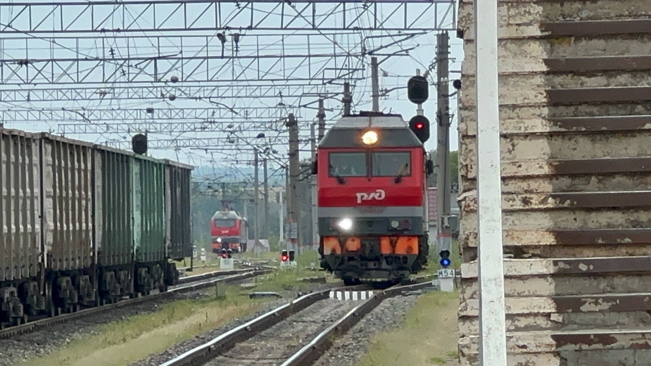 Станция Кандры. Смена электровоза ЭП2К - 170 на тепловоз ТЭП70БС - 247 с пасс.поездом, август 2025 смотреть онлайн