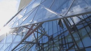 Грандиозный дворец как айсберг из стекла и металлоконструкций на озере Кабан в Казани.