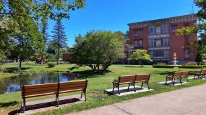 США. Прогулка по городу Саратога-Спрингс в штате Нью-Йорк в формате 4К