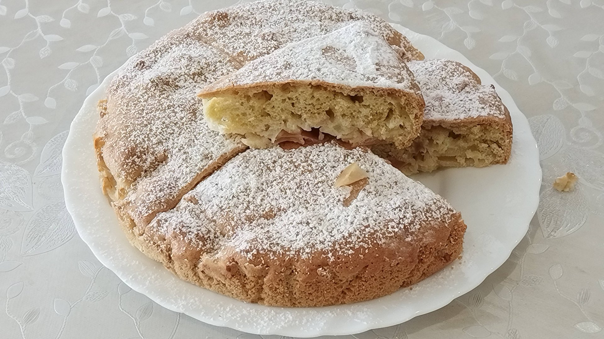 Шарлотка воздушная и нежная, простой и доступный рецепт. смотреть онлайн