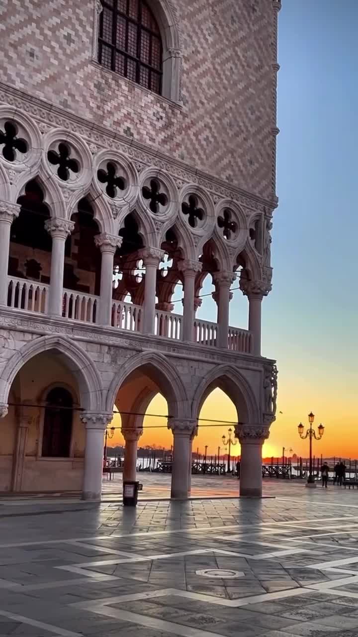 Площадь Св. Марка - главная площадь Венеции, которую местные жители называют пъяцей. В IX веке эт... смотреть онлайн