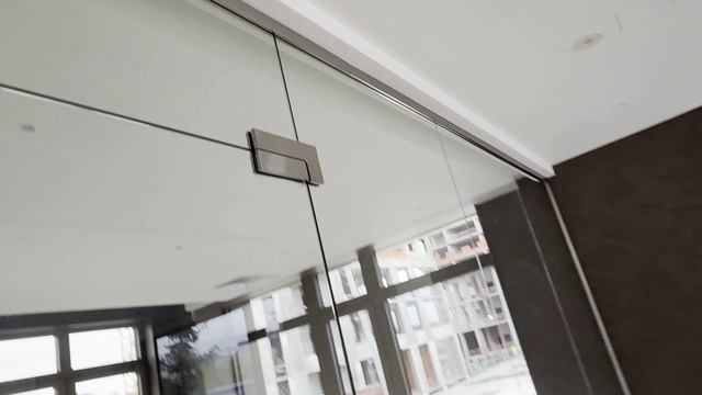 Цельностеклянные решения для современного офиса девелопера «Брусника» смотреть онлайн