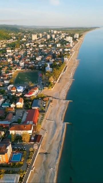 Один из самых популярных у туристов абхазских курортов сегодня вечером (1 октября, БАРХАТНЫЙ СЕЗОН) смотреть онлайн