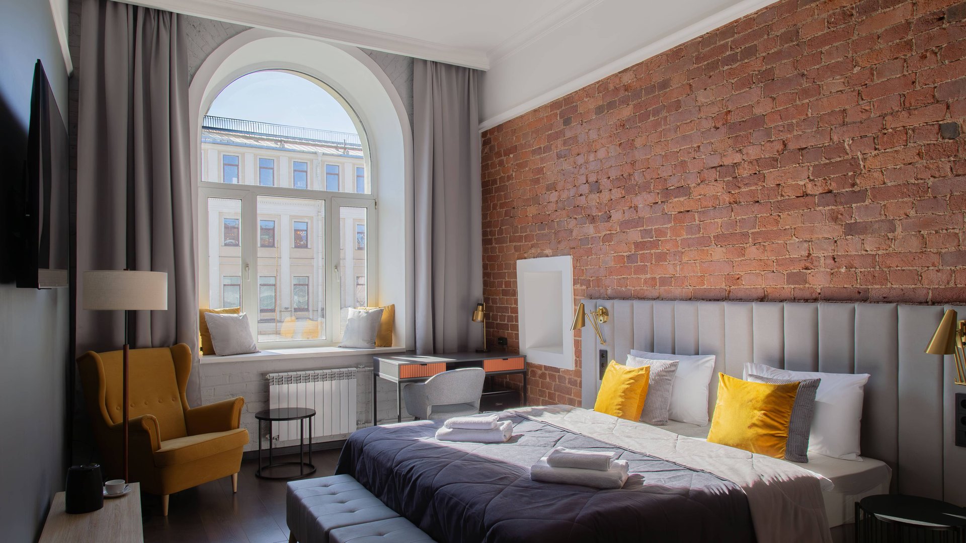 Отель в центре Петербурга - Lopatin Невский 100. Номер Люкс с видом на Невский проспект