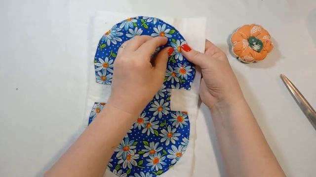 Шью подарок из ткани. Косметичка интересной формы. Шаблоном служить тарелка. Все просто и понятно. смотреть онлайн