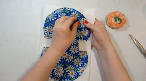 Шью подарок из ткани. Косметичка интересной формы. Шаблоном служить тарелка. Все просто и понятно.