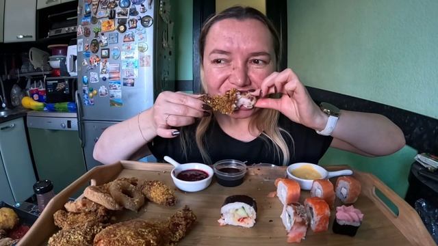 Роллы, куриные крылышки, голени и луковые кольца. Мукбанг. Домашняя еда смотреть онлайн