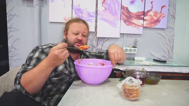 БЕЗРАБОТНЫЙ СЫНОК СЪЕЛ ВЕСЬ САЛАТ И РОДИТЕЛЯМ ПЕНСИОНЕРАМ НЕ ОСТАВИЛ смотреть онлайн