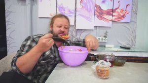 БЕЗРАБОТНЫЙ СЫНОК СЪЕЛ ВЕСЬ САЛАТ И РОДИТЕЛЯМ ПЕНСИОНЕРАМ НЕ ОСТАВИЛ