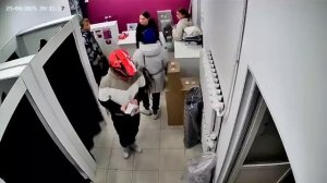 В пункте выдачи маркетплейса в Сертолово молодой человек в мотоциклетном шлеме, угрожая пневматическ