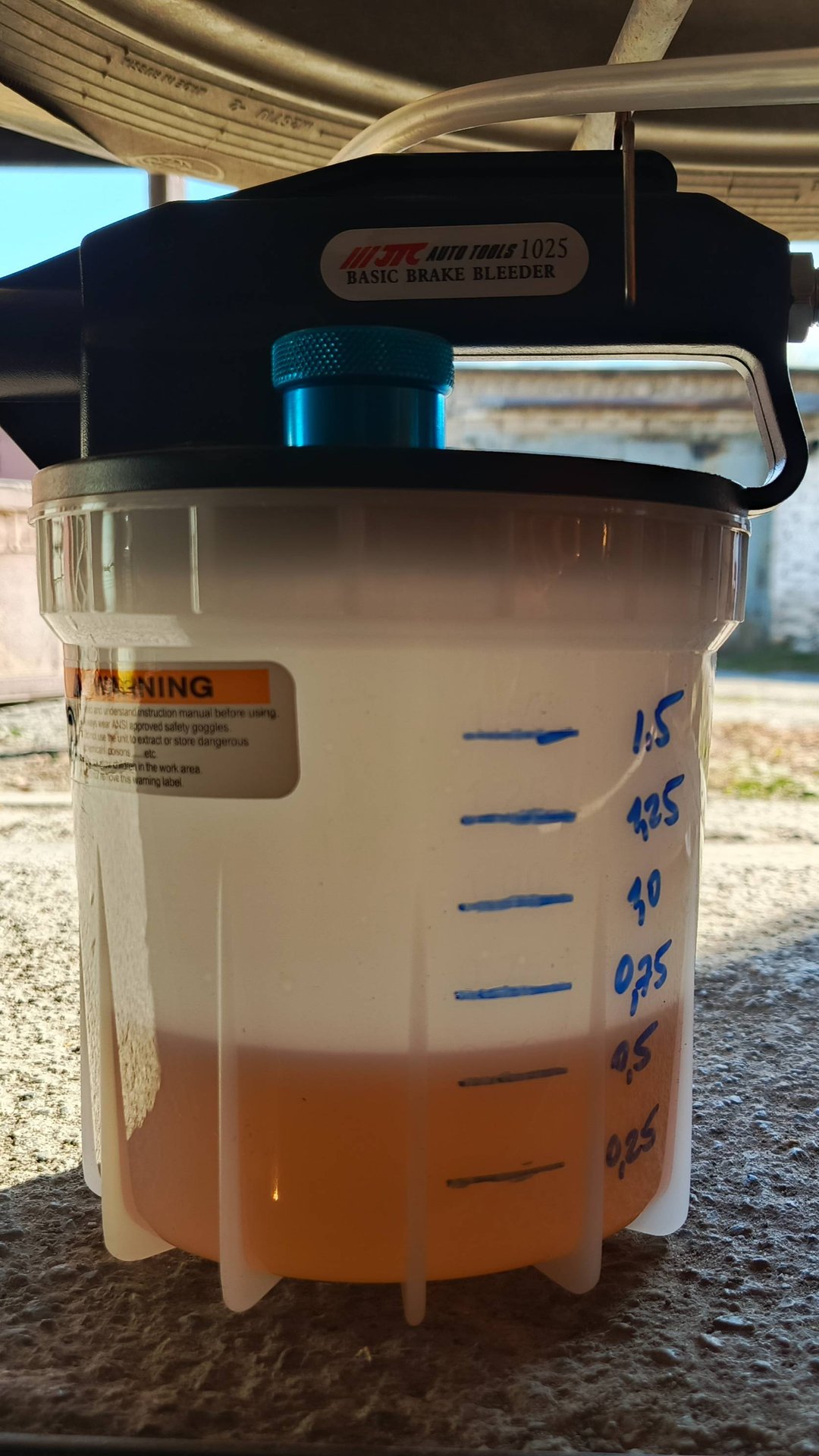 Замена тормозной жидкости пневматическим устройством для откачки JTC-1025 и JTC-1026