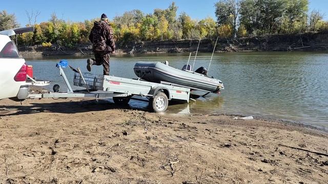 Лодочный прицеп с откатными ложементами. Спуск лодки ПВХ на воду. Лодочный прицеп своими руками. смотреть онлайн