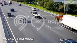 ДТП на 5 км МКАД "Грузовик и трактор"
