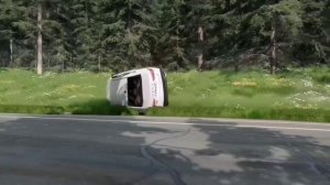 У Lada Vesta заклинило руль на трассе — машина вылетела в кювет, трижды перевернулась