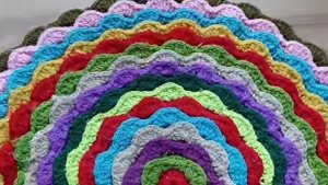 Двойной мягкий, интересный коврик крючком.