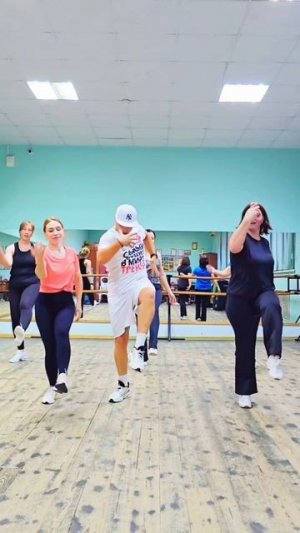 😉 Помните тот самый зажигательный танец, который заставлял двигаться даже самых застенчивых?