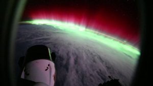 Международная космическая станция пролетает сквозь полярное сияние