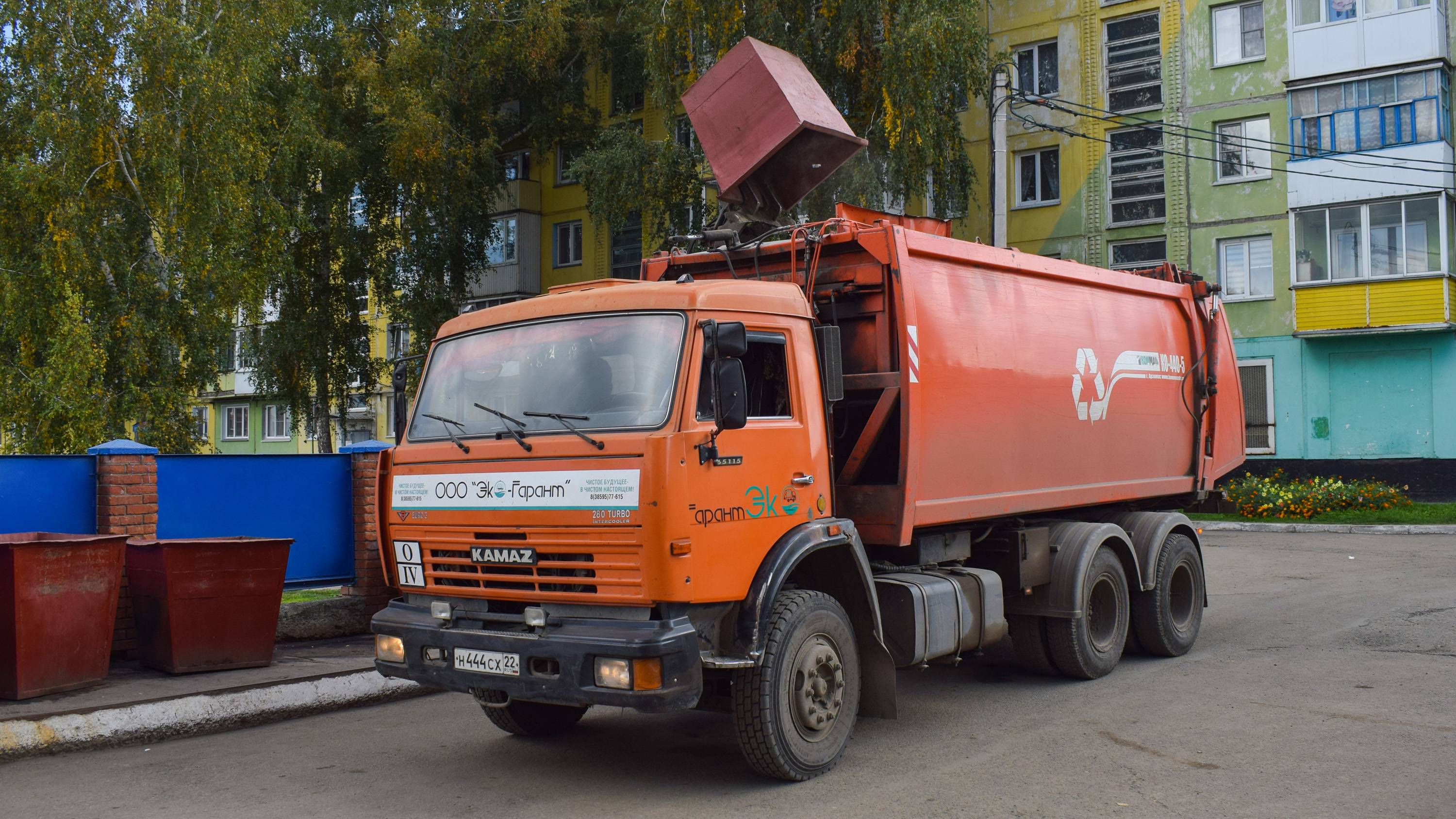 Мусоровоз КО-440-5 на шасси КамАЗ-65115-62(Н 444 СХ 22)/Garbage truck KO-440-5 on the KAMAZ chassis смотреть онлайн