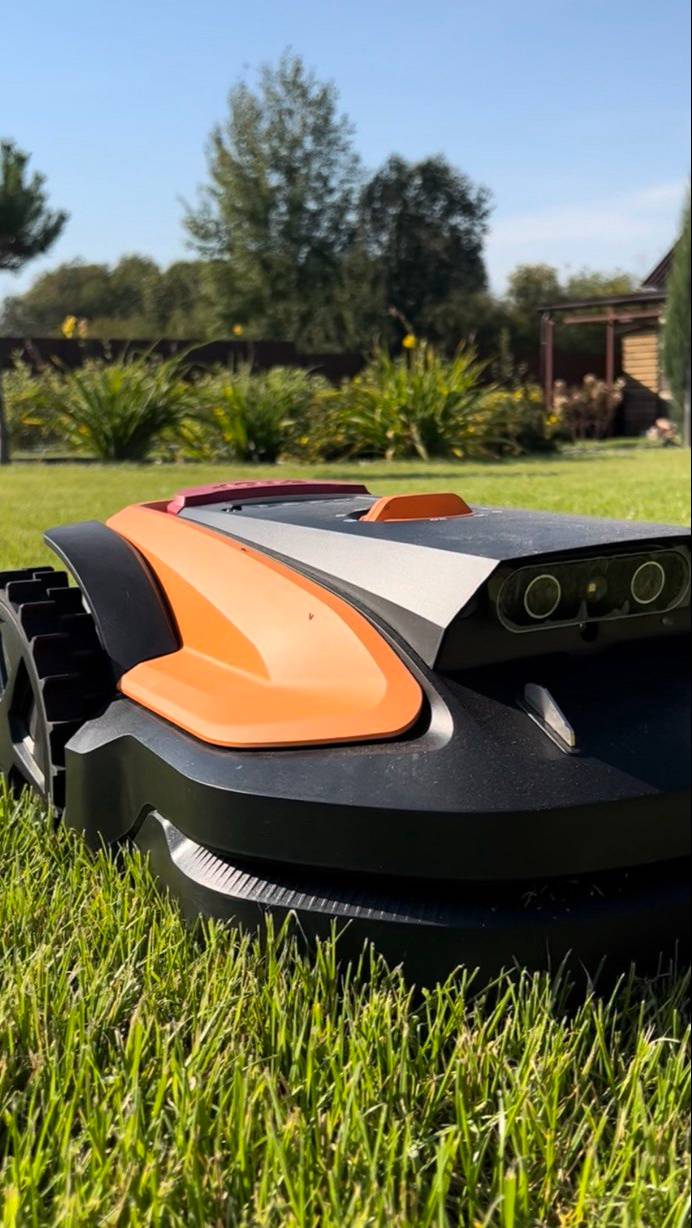 Робот-газонокосилка Robokos #shorts смотреть онлайн