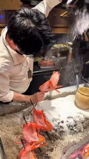 Превосходные робатаяки, приготовленные с солью!В Тэндзине, Фукуока, вы можете попробовать робатаяки,