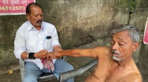 Обезболивающий массаж спины и плеч  от  индийского парикмахера