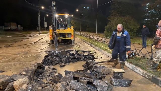 Разрыв старой чугунной трубы в районе улицы Энтузиастов в Дубне 1 октября 2025 года: Часть 2 смотреть онлайн