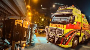 ЗАВАЛИЛСЯ И РАЗЛИЛ БЕТОН НА ПОВОРОТЕ  - Постановка на колеса груженого автобетоносмесителя.