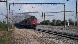 Тепловоз 2ТЭ116У-0284 берёт разбег на подъём.