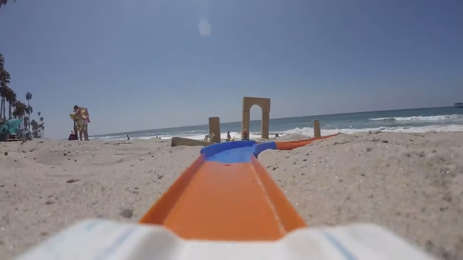 Съезжаем с горки на пляже смотреть онлайн