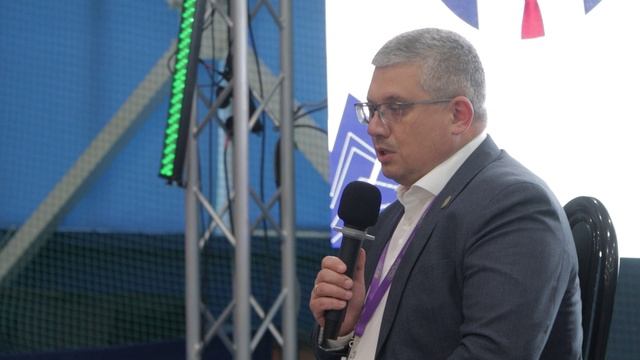 В спортивно оздоровительном комплексе «Смена» открылся Молодёжный карьерный форум «Смола» смотреть онлайн