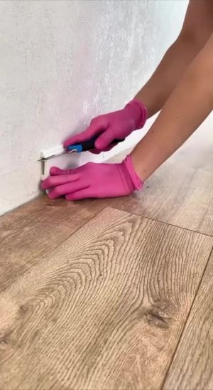 Монтаж плинтусов.